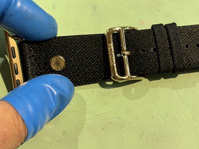 新しくあけた穴にエルメス刻印の尾錠の針を通し、フィット感を確認している様子