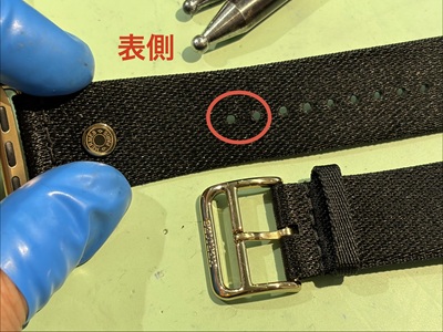 ベルト表側に赤丸で示された、美しく均等にあけられた2箇所の穴あけ完成画像