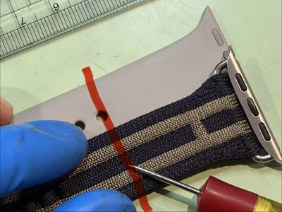 定規とポインターを使いサンプルベルトの小穴位置をナイロン上へ投影する作業