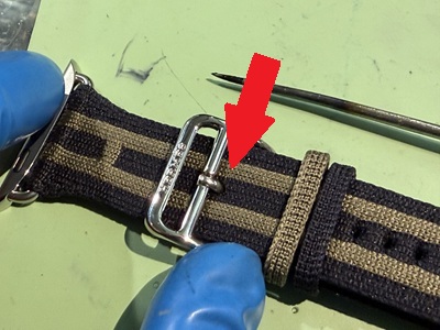 新しく開けた穴にエルメス純正の美錠(バックル)のつく棒を通した状態
