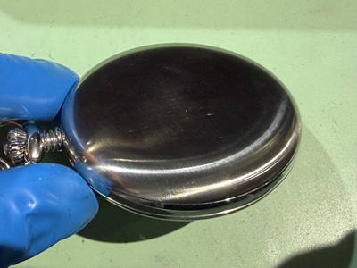 滑らかな曲面の裏蓋(ツルツルとしたケース背面)の確認