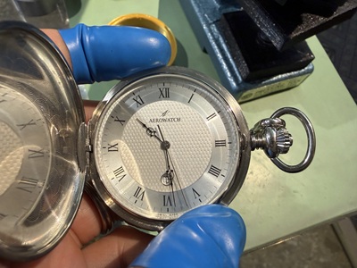 電池交換が完了し、手に持った状態のAEROWATCH懐中時計