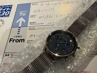 神奈川県からの送付状とクッション材の上に置かれたポールスミスのメッシュベルト腕時計
