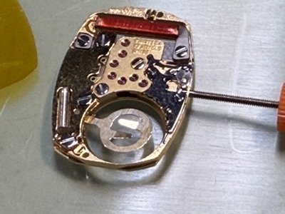 取り外された古いクォーツムーブメント単体