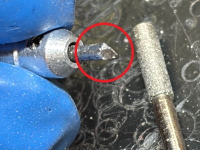 タンブールの極細ネジ穴にピッタリ適合するように微研磨された専用ドライバーの先端