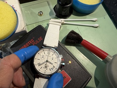 パルスチェッカーの上にルイ・ヴィトン タンブールを載せて動作確認する作業