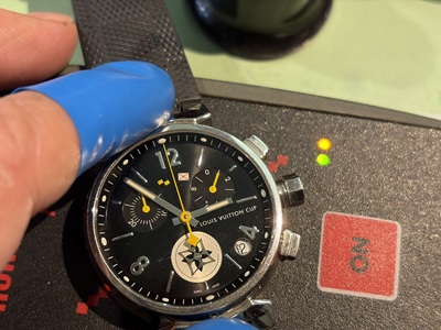 パルスチェッカーの上で動作テストを行うルイ・ヴィトンの腕時計