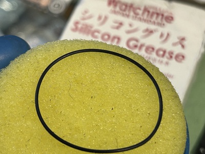 シリコングリース塗布用のスポンジにセットされた輪状のゴムパッキン