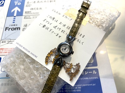 横浜からエファーナへ配送で届いた黒ずみのあるオブレイのシルバー腕時計