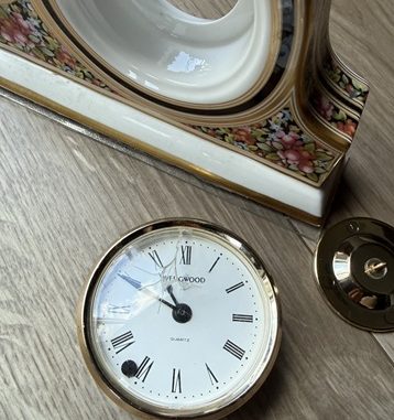 9時から12時位置の風防が大きくヒビ割れている置き時計時計ユニット